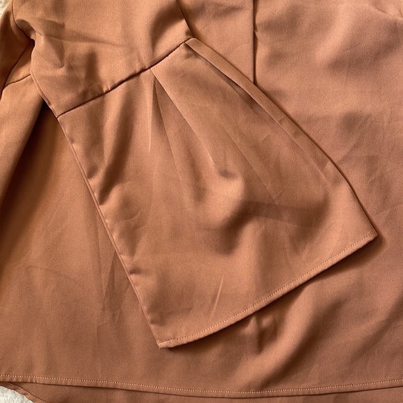 Cognac Bell-Sleeved Blouse - Picture 2 of 4